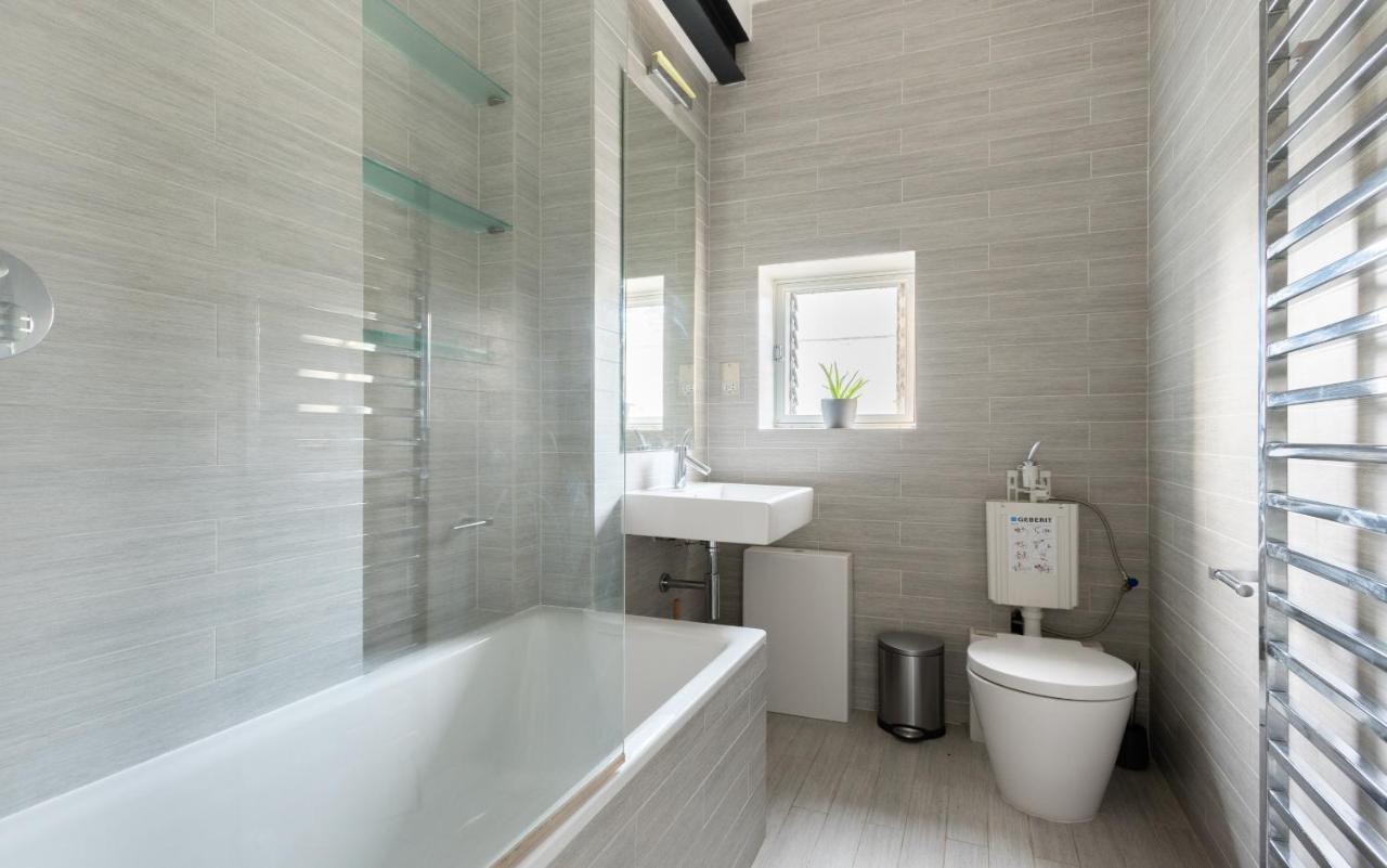 The Holland Park Escape - Modern & Central 2Bdr Flat 런던 외부 사진